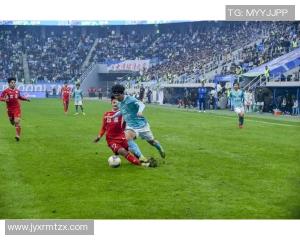 当今足坛谁是最受欢迎的足球明星引发热议与讨论